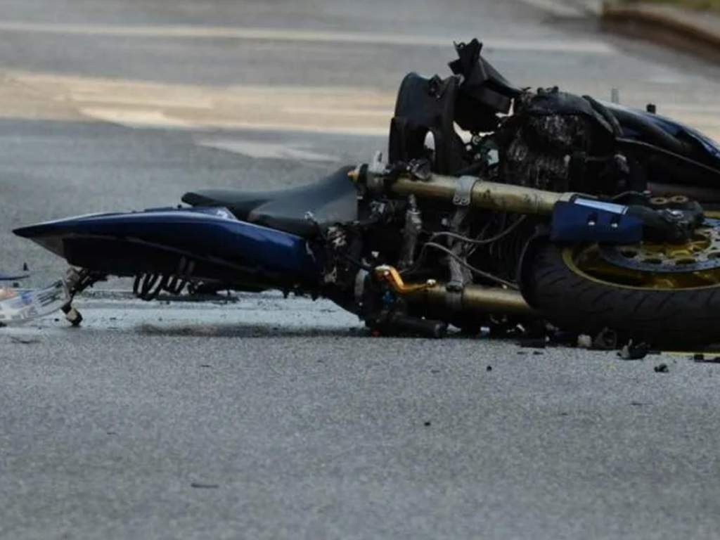 Мотоцикл после аварии. ДТП С участием мотоциклиста. Мотоцикл врезался в автомобиль.