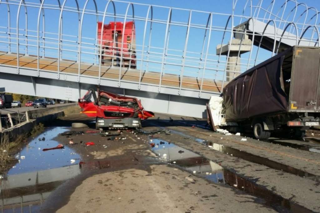 Ехал с поднятым кузовом: обрушение пешеходного перехода унесло жизни двух водителей