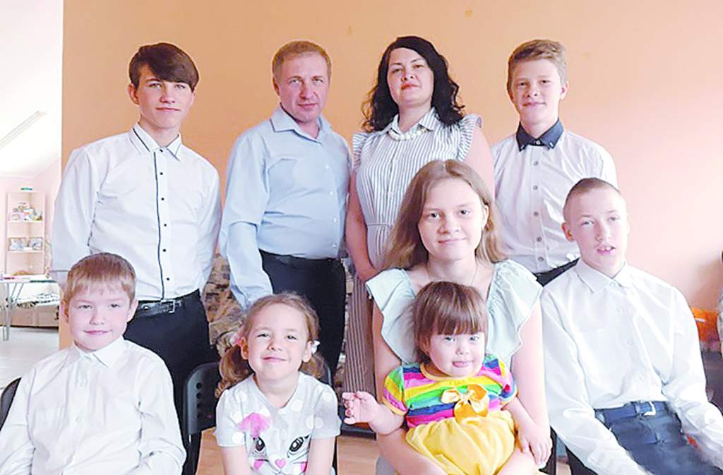 «Из детского дома их никто не возьмет»: приемная семья в Миллерово воспитывает четверых детей с инвалидностью