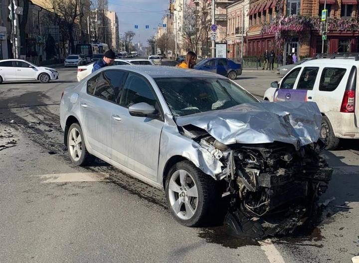 Водитель в больнице: в ДТП в Ростове столкнулись две иномарки