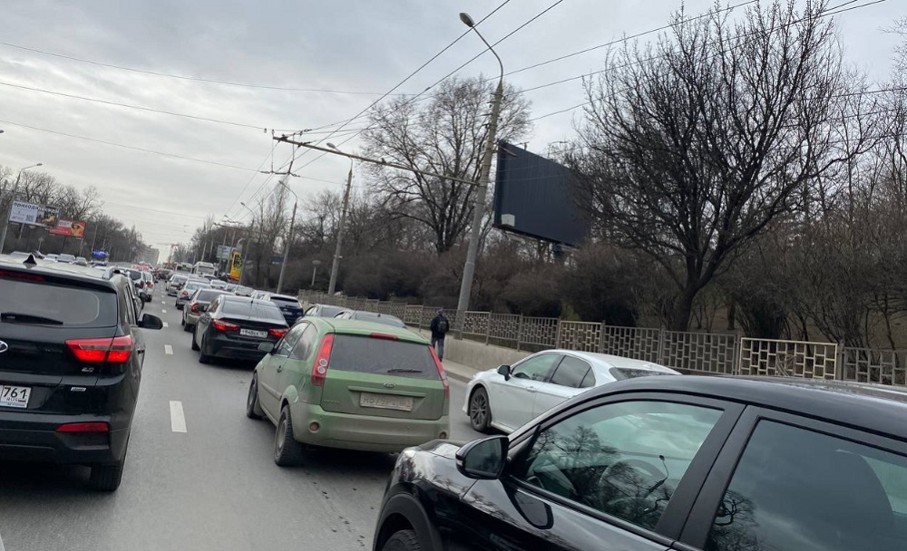 Пробка 3 километра: в Ростове столкнулись два автобуса