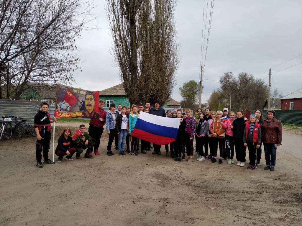 Учащиеся Фоминской школы убрали около памятника советскому солдату