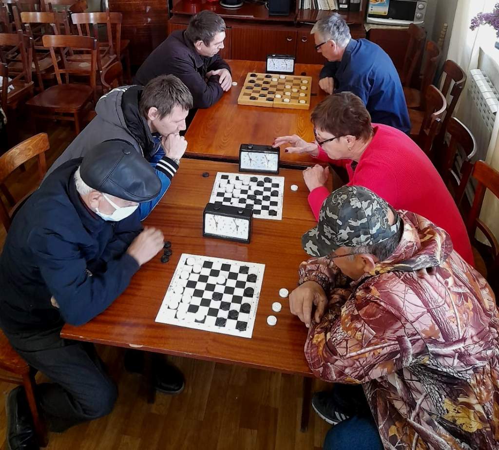В Миллерово во Всероссийском обществе инвалидов прошли турниры по шашкам и шахматам