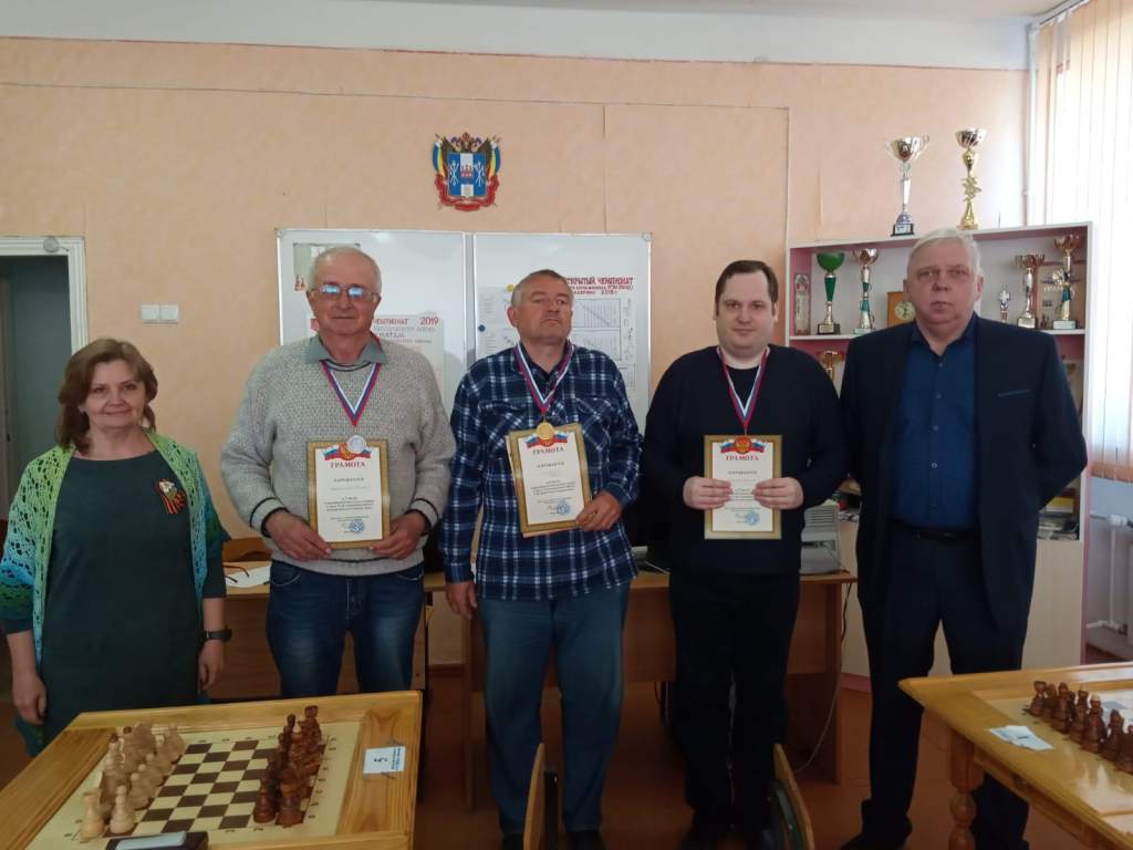 Шахматы: в Миллерово прошли  праздничные турниры в честь 77-ой годовщины Победы