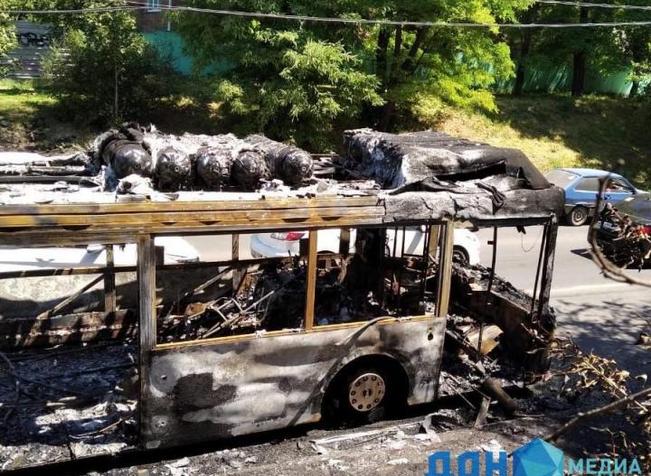 Черный дым: в Ростове дотла сгорел автобус