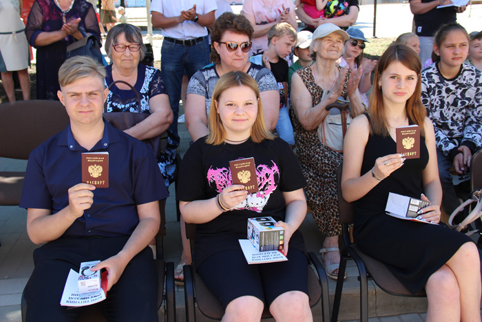 Накануне Дня России прошла торжественная церемония вручения паспортов юным жителям Миллерово