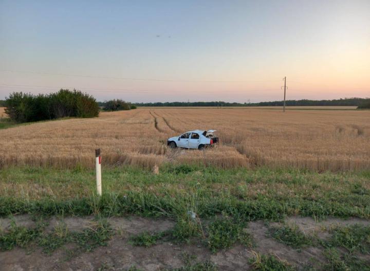 В Ростовской области опрокинулся автомобиль пострадали четыре человека