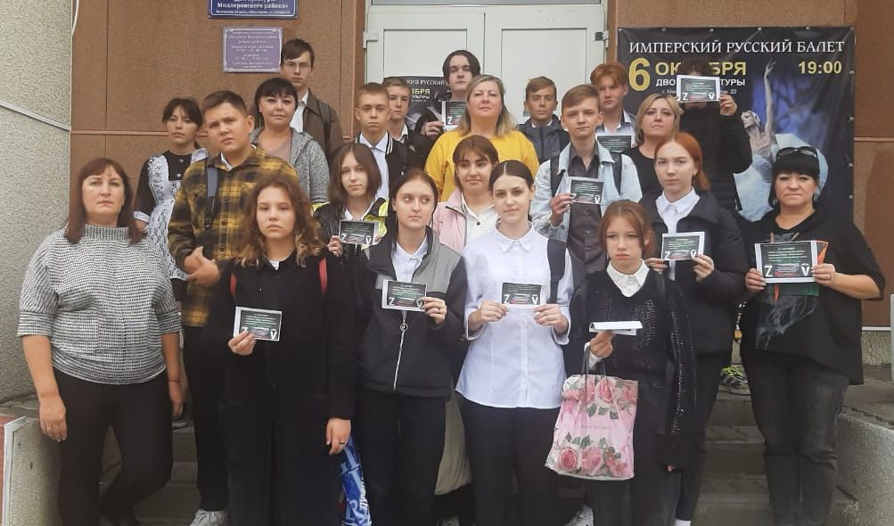 Специалисты ДК Миллеровского района провели патриотическую акцию «Молодежь за Россию! За мир! За наших!»