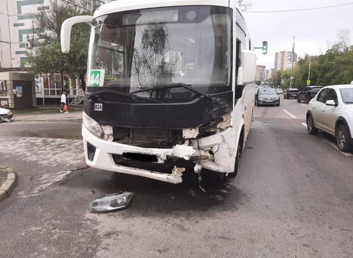 В Ростове легковушка влетела в автобус с пассажирами