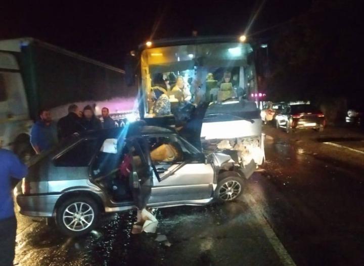Водитель погиб: в Ростовской области легковушка врезалась в автобус