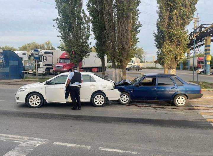Два авто и пешеход: ДТП на перекрестке в Новочеркасске