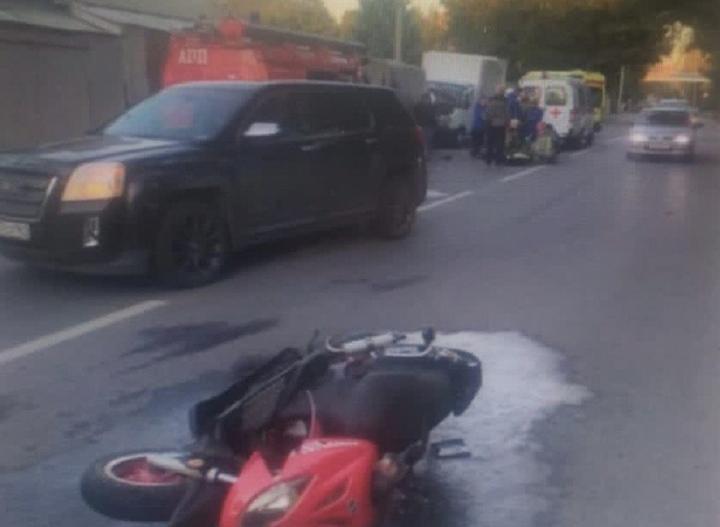 На Дону водитель скутера погиб, врезавшись в припаркованную Газель