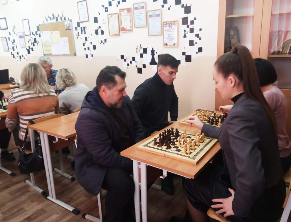 Школьников в Миллерово учат играть в шахматы