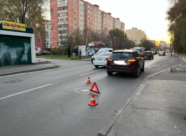 В Ростове автомобиль сбил 15-летнюю девочку
