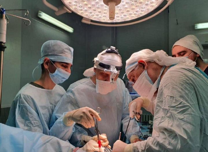 Мешал ходить и лежать: ростовские хирурги удалили 20 кг жира с живота пенсионерки