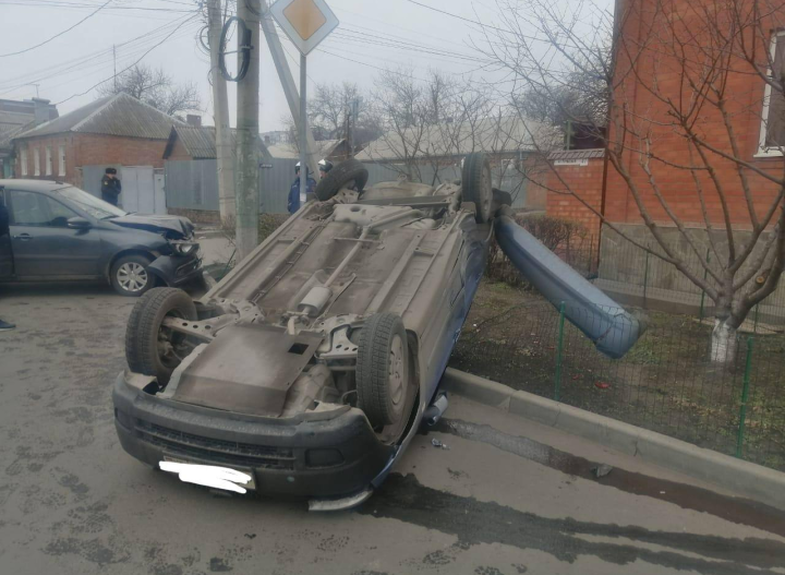 Не уступил: в Ростове в результате ДТП перевернулся автомобиль