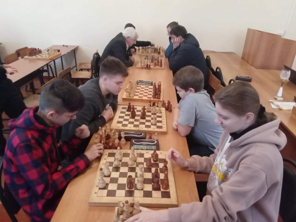 В Миллерово прошли первые праздничные открытые районные турниры по шахматам и русским шашкам