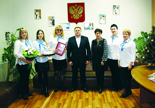 Глава администрации Миллеровского района поздравил Миллеровский отдел ЗАГС с юбилеем