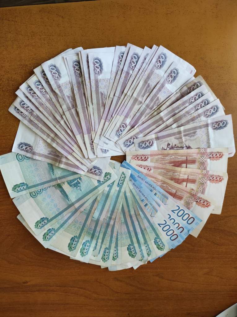 Не отрываясь от звонка дончанка перевела мошенникам почти два миллиона рублей