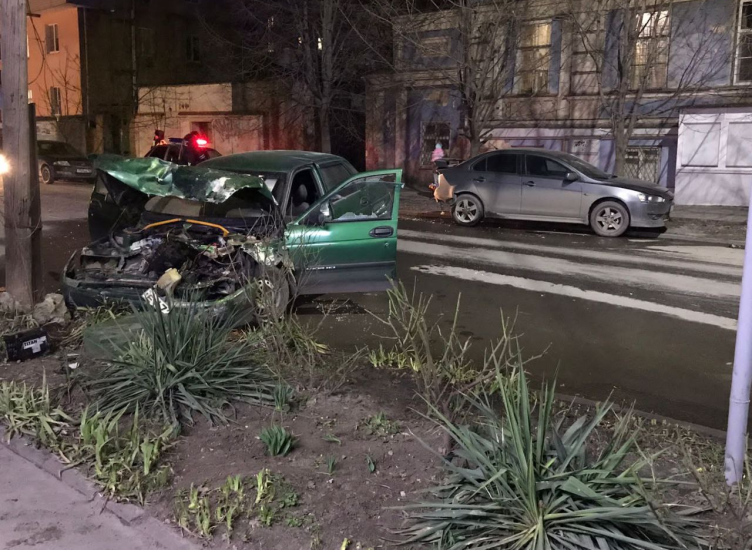 Водитель отвлекся: в Ростовской области автомобиль врезался в припаркованную иномарку