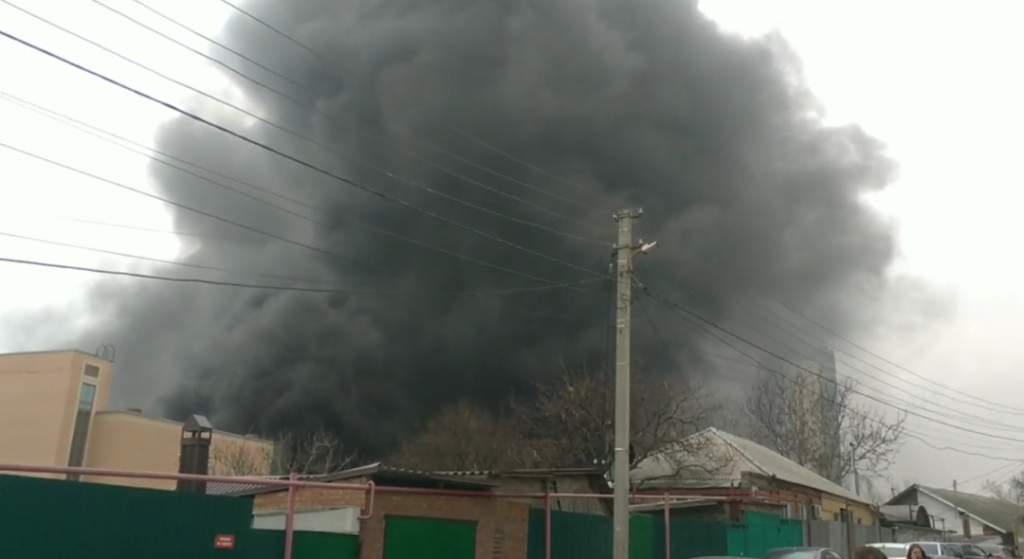 В Ростове тушат пожар в здании Пограничного управления ФСБ