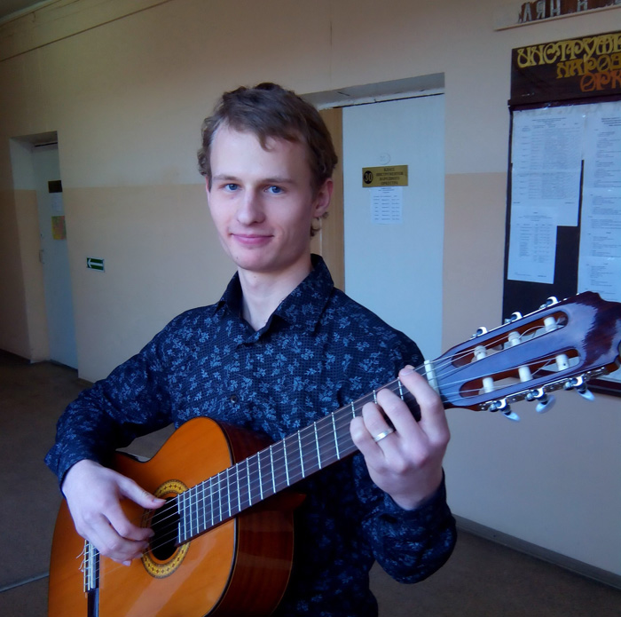 «Главное, чтобы в сердцах всегда оставалось место для музыки», считает Александр Колесников, преподаватель по классу гитары Миллеровской детской школы искусств