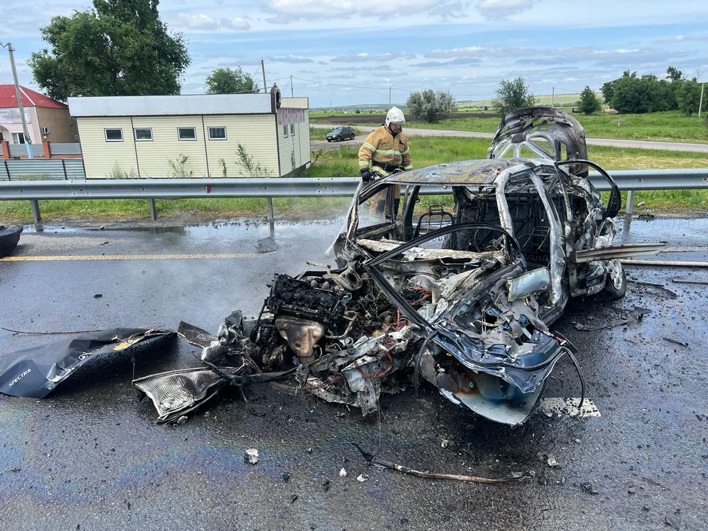 В ДТП на трассе М4-ДОН полностью сгорел автомобиль - Наш край