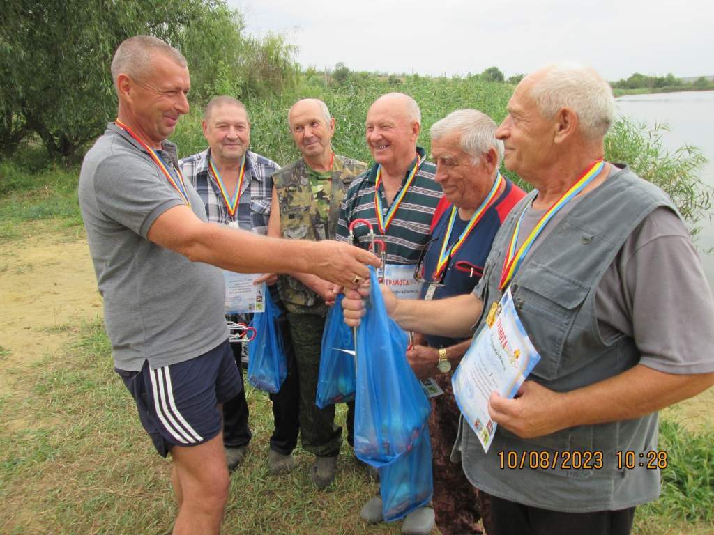 Миллеровские ветераны рыболовного спорта провели очередное соревнование на пруду хутора Красная Заря