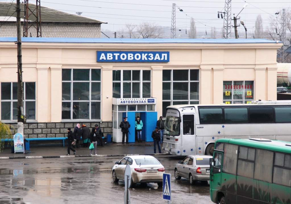 Главный автовокзал семикаракорск. Автовокзал Миллерово. Миллерово площадь автовокзала. Номер Миллеровского автовокзала. Справочная автовокзала Миллерово Ростовская область.