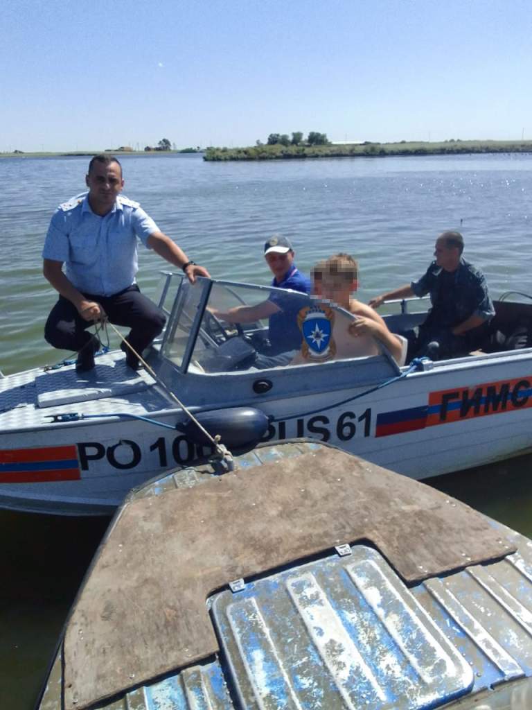 Полицейские спасли детей, уплывших по реке Маныч на матрасе