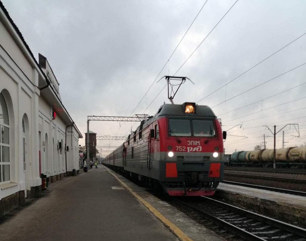 В Таганроге поезд насмерть сбил мужчину