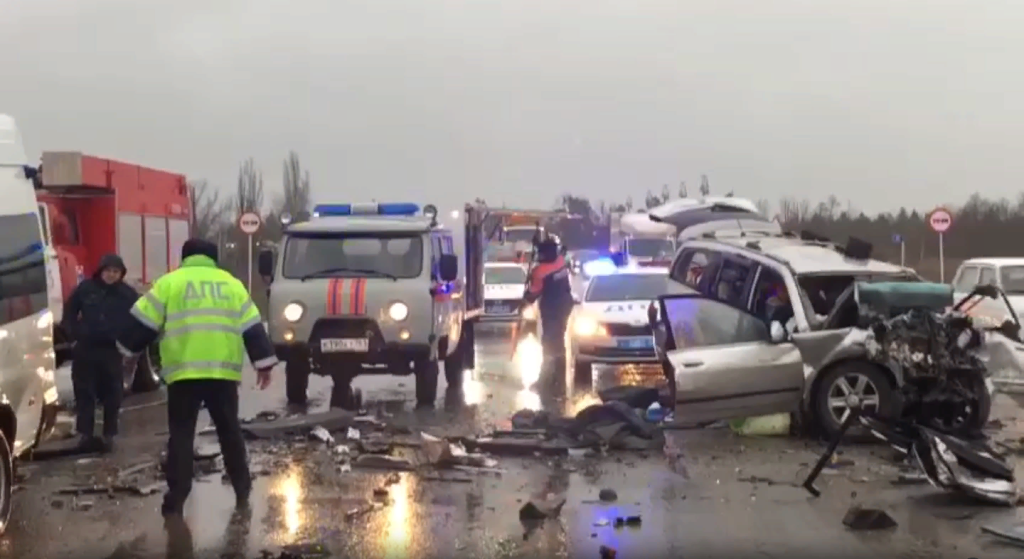 Четверо погибли, 10 госпитализированы: в Ростовской области произошло ДТП с легковушкой и автобусом