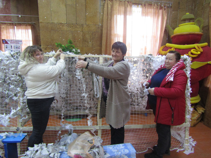 Сети для СВОих: жители Миллерово и района активно включились в работу по плетению маскировочных сетей для наших военнослужащих