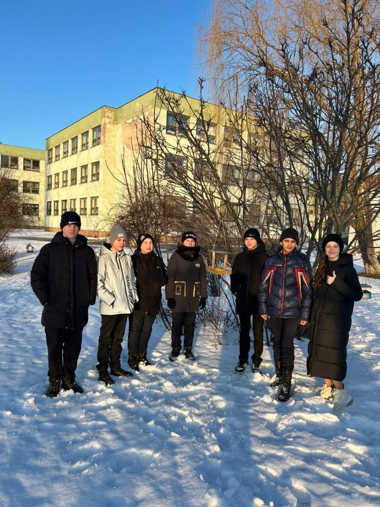 Учащиеся миллеровского лицея №7 принимают участие в акции «Покормим птиц»