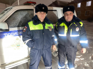 Миллеровские полицейские во время непогоды помогли водителю заглохшего на трассе КамАЗа