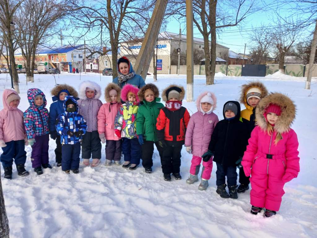 Воспитанники миллеровского детского сада №2 совершили увлекательную зимнюю прогулку