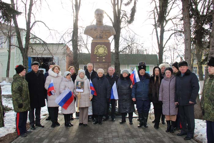 В Миллерово прошел торжественный митинг в честь 101-й годовщины со дня рождении маршала авиации Александра Ефимова