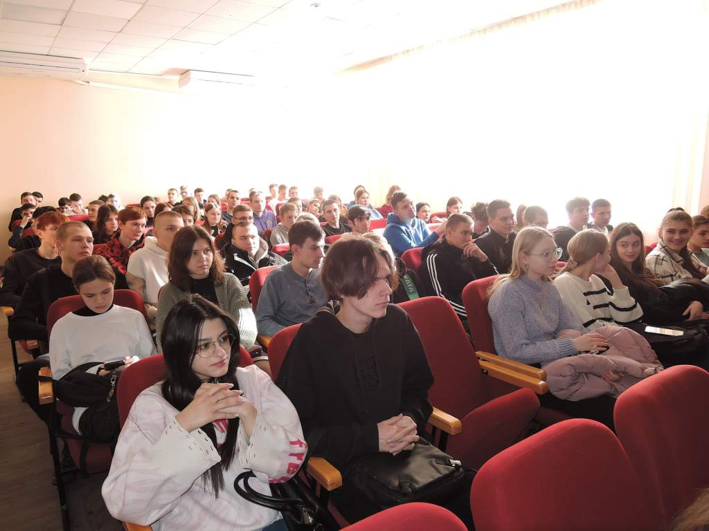 «Разговоры о важном»: состоялась встреча учащихся Ростовского автотранспортного колледжа с бойцом специальной военной операции