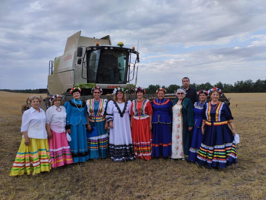 В полях КФХ «Тарадин» прошла концертная программа «Хвала и честь вам  хлеборобы» - Наш край